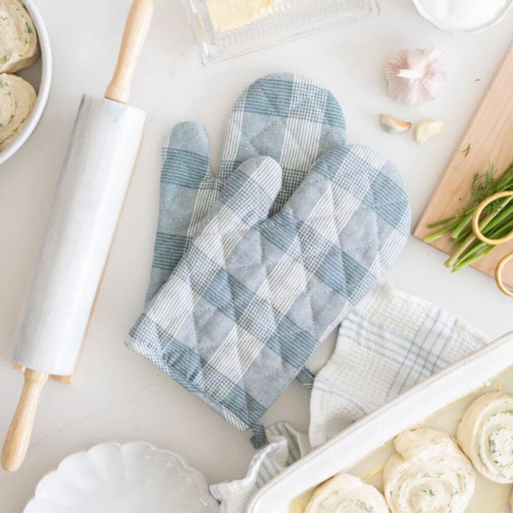 JILLY BOX THE CROSS Farmhouse oven mitts. Gray and White. NEW WITH TAGS